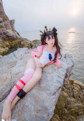 梅花十三被强扒胸罩吸乳